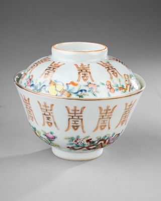 vase en porcelaine chinoise orné d'inscriptions orientales et de fleurs