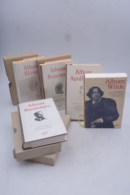 plusieurs livres sont empilés sur une table