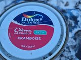 une boîte de conserve posée sur une table