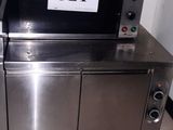 une image d'un four commercial dans une cuisine commerciale