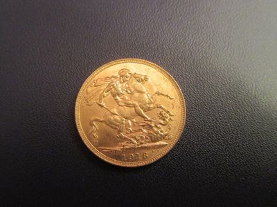 une pièce d'or avec l'image d'un homme à cheval