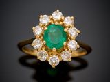 une bague à grappes d'émeraudes et de diamants
