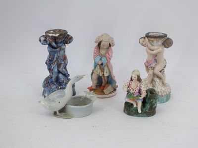 trois figurines assises l'une à côté de l'autre