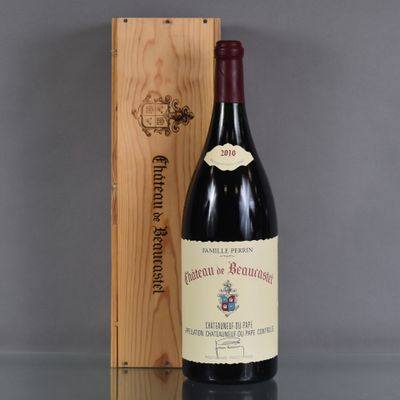 la bouteille de vin rouge se trouve à côté d'une caisse en bois