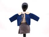 un mannequin vêtu d'une veste et d'une jupe bleues