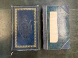 deux vieux livres posés sur une table l'un à côté de l'autre