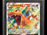 gros plan d'une carte pokemon sur fond noir