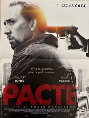 L'affiche du film *Le Pacte* représente un homme tenant un pistolet à la main.