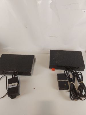 deux enceintes noires posées sur une table blanche