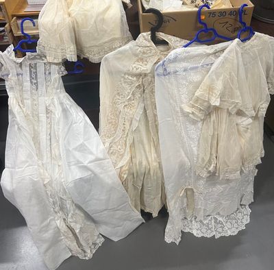 de nombreuses robes de mariée exposées dans un magasin