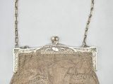 un sac à main ancien en maille d'argent, muni d'une anse en chaîne