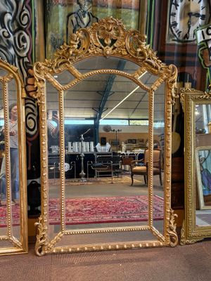 trois miroirs posés les uns à côté des autres sur le sol