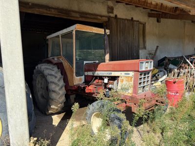 un tracteur garé à côté d'un bâtiment