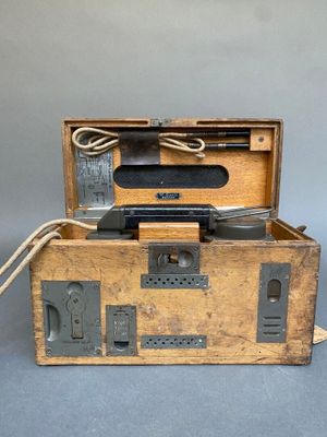une vieille boîte en bois contenant tout un tas de fils