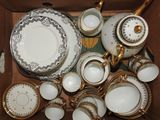 une boîte remplie de tasses à thé et de soucoupes