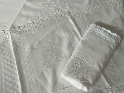 une nappe blanche ornée de motifs brodés
