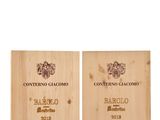 deux caisses en bois ornées d'étiquettes de vin sur fond blanc