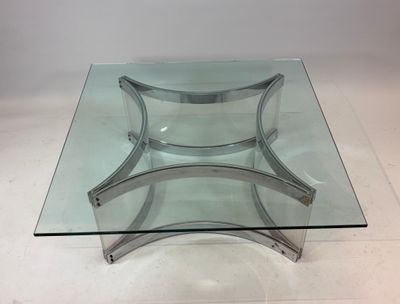 une table en verre avec une base en métal et un plateau en verre