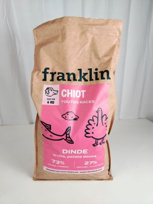 un sac de nourriture posé sur une table