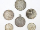 plusieurs pièces de monnaie sont disposées en cercle sur une surface blanche