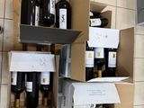 de nombreuses bouteilles de vin sur les étagères du magasin