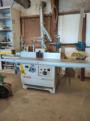 une machine qui se trouve à l'intérieur d'un bâtiment