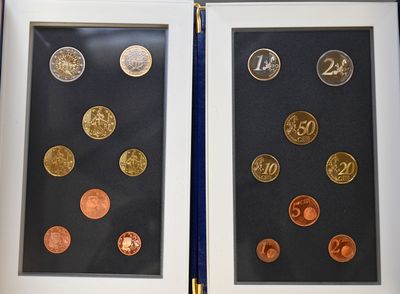 deux photos encadrées de pièces de monnaie exposées dans une vitrine