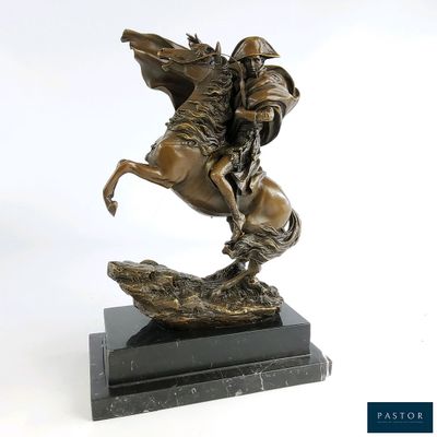 statue d'un homme à cheval, posée sur un socle en marbre noir