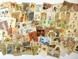 beaucoup de vieilles cartes postales accrochées au mur