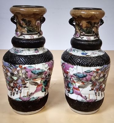 deux vases posés sur une table
