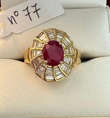 Bague en or jaune, sertie d'un rubis de ~ 1,20ct entourage d…