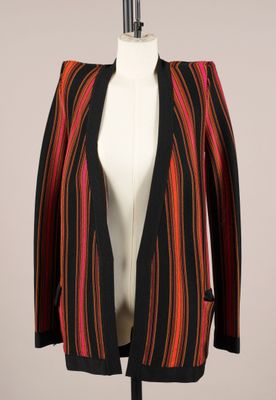 une veste rayée noire, rouge et orange sur un mannequin