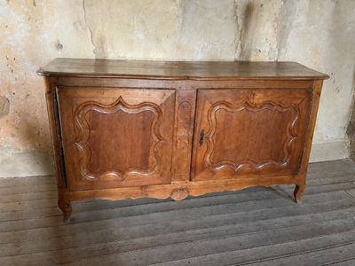 une armoire en bois avec un plateau en marbre, posée sur un parquet