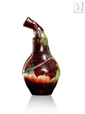un vase en verre orné d'un motif rouge et vert