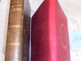 deux vieux livres posés sur une table, sur laquelle se trouve un mot