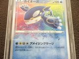 gros plan d'une carte pokemon dans un étui en plastique