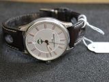 une montre posée sur une surface noire