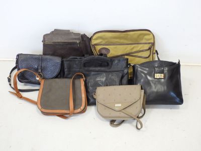 beaucoup de sacs à main posés par terre