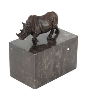 statue d'un rhinocéros posée sur un bloc de marbre