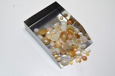 Un lot de 78 cts d'opales cabochons (formes diverses)