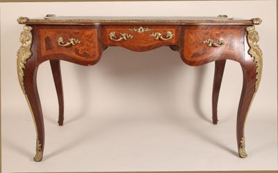 une image représentant une petite table avec un plateau en marbre et deux tiroirs