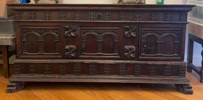 une commode en bois surmontée d'un miroir