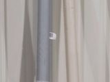 deux rouleaux de papier posés l'un à côté de l'autre sur le sol
