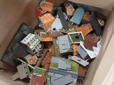une boîte en carton remplie de jouets assortis et d'autres objets