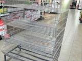 un rayonnage métallique au milieu d'un supermarché