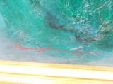 une peinture représentant un surfeur chevauchant une vague dans l'océan