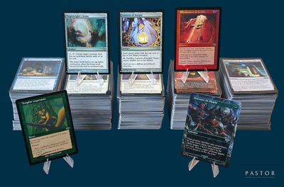 un lot de cartes posées sur une table