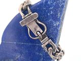 une pierre bleue ornée d'un fermoir en argent