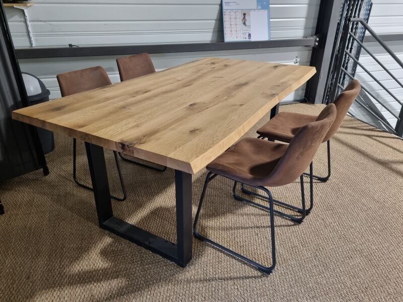1 table faisant bureau piètement en métal noir, plateau en c…