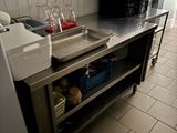 une cuisine équipée d'un évier, d'une cuisinière et d'un réfrigérateur